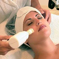 Celia Centro de Estética Mujer recibiendo masaje facial